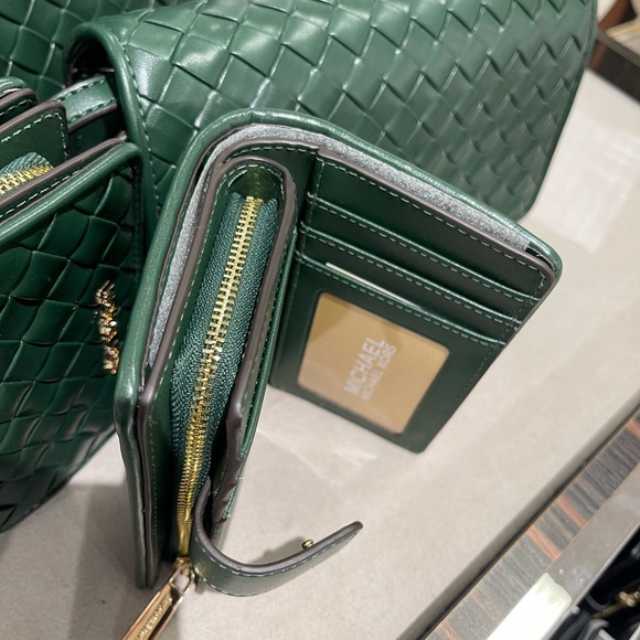 MICHAEL KORS Jet Set Medium Woven  Bifold  Zip CN Wallet
Moss
NWT - Picture 10 of 16
